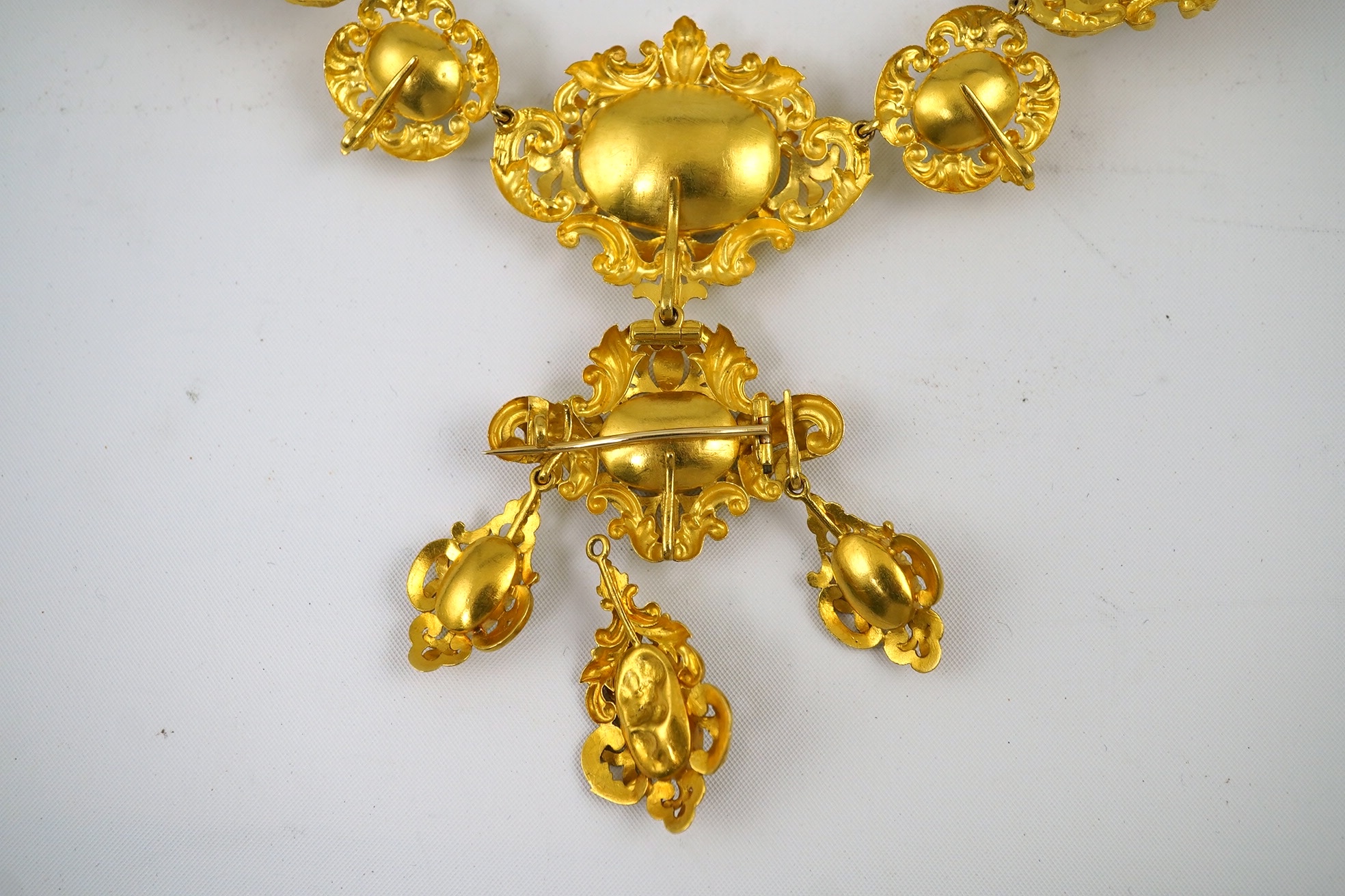 An early Victorian gold and cabochon chrysoprase? cluster set parure